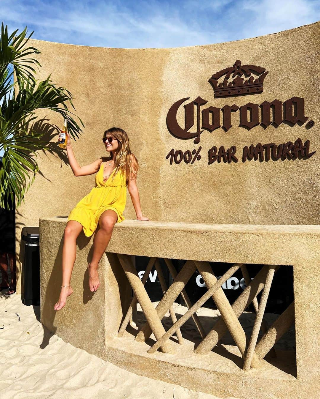 イザベラ・サントーニさんのインスタグラム写真 - (イザベラ・サントーニInstagram)「Ontem foi dia de conferir o Bar Da Corona, que foi feito com ingredientes 100% naturais, assim como Corona.  O dia foi off no campeonato, mas a @coronabrasil tá sempre ON e bem geladinha pra curtir muito, daquele jeitinho que a gente sabe! 💛✨  Quem quiser conhecer o bar, ele está bem na entrada do campeonato à esquerda! 🥰  #CoronaNaWsl *Beba com moderação *publi」6月27日 0時30分 - isabellasantoni