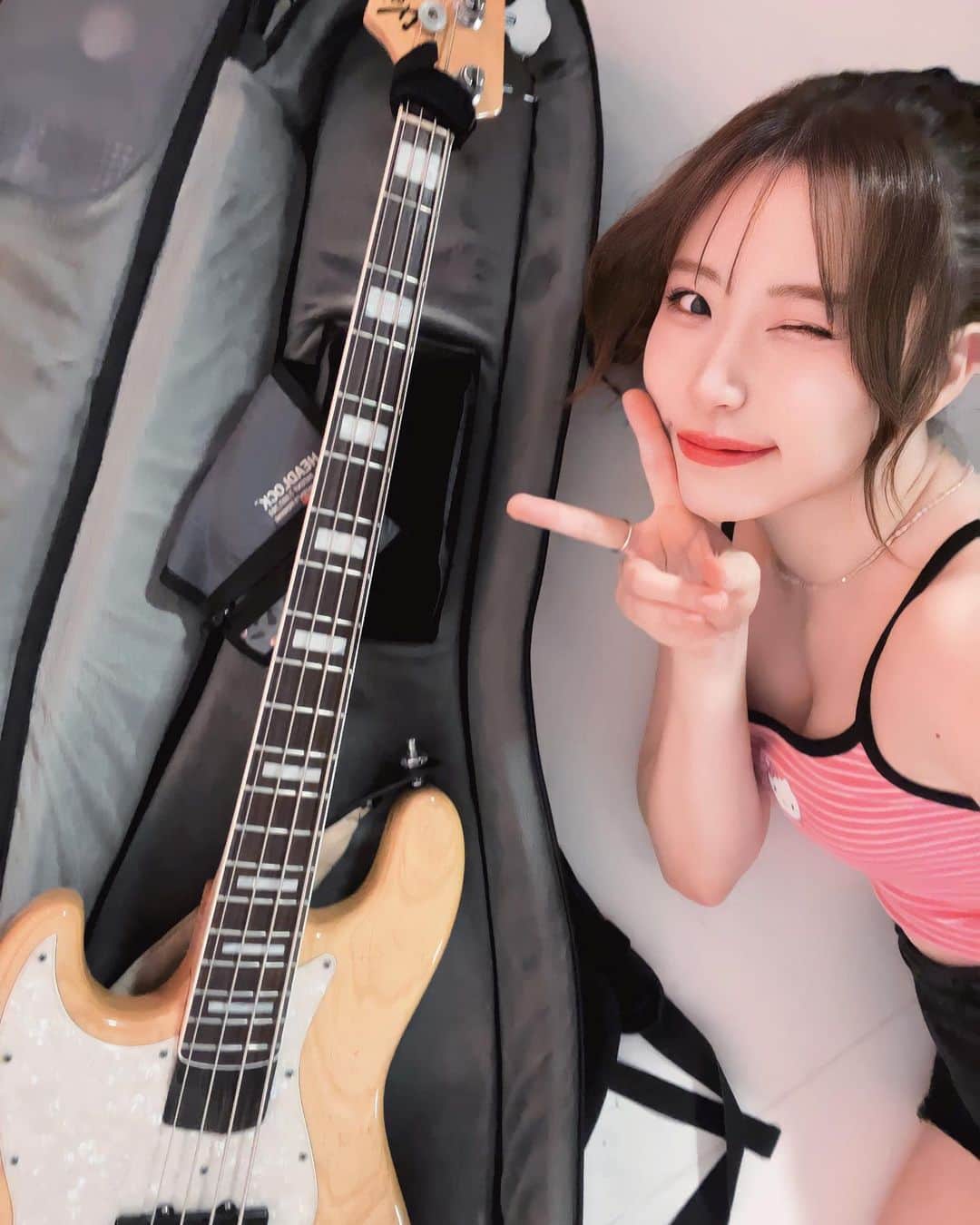 AKARIのインスタグラム：「今日もたくさんベース弾きました🎸 へとへと.. お腹空いたし...」