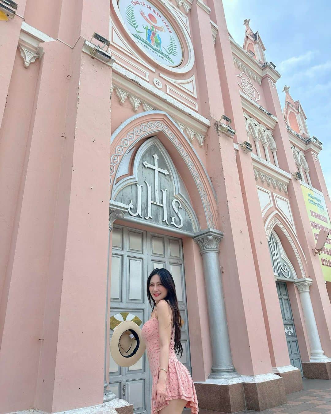 漢娜Hannahさんのインスタグラム写真 - (漢娜HannahInstagram)「浪漫的粉色教堂💒  #峴港 #粉色教堂 #越南」6月27日 0時49分 - callmetsts
