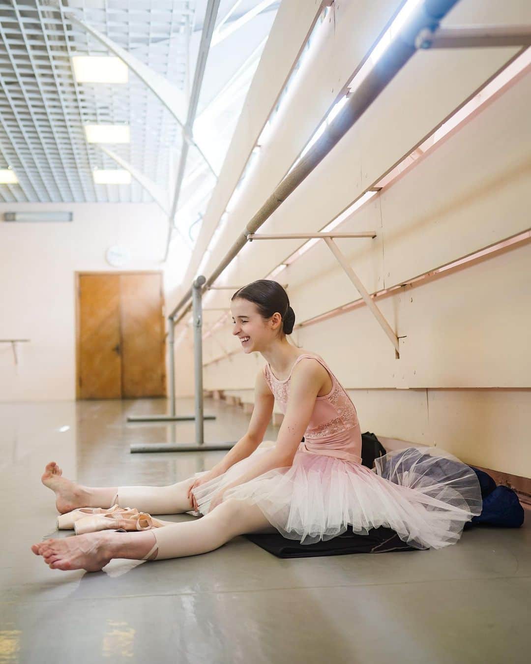 マリア・コーレワのインスタグラム：「All shades of rehearsals by @anfffoto 📸  Pointe shoes as always by @blochdanceusa @bloch_eu and tutu by @miadancewear」