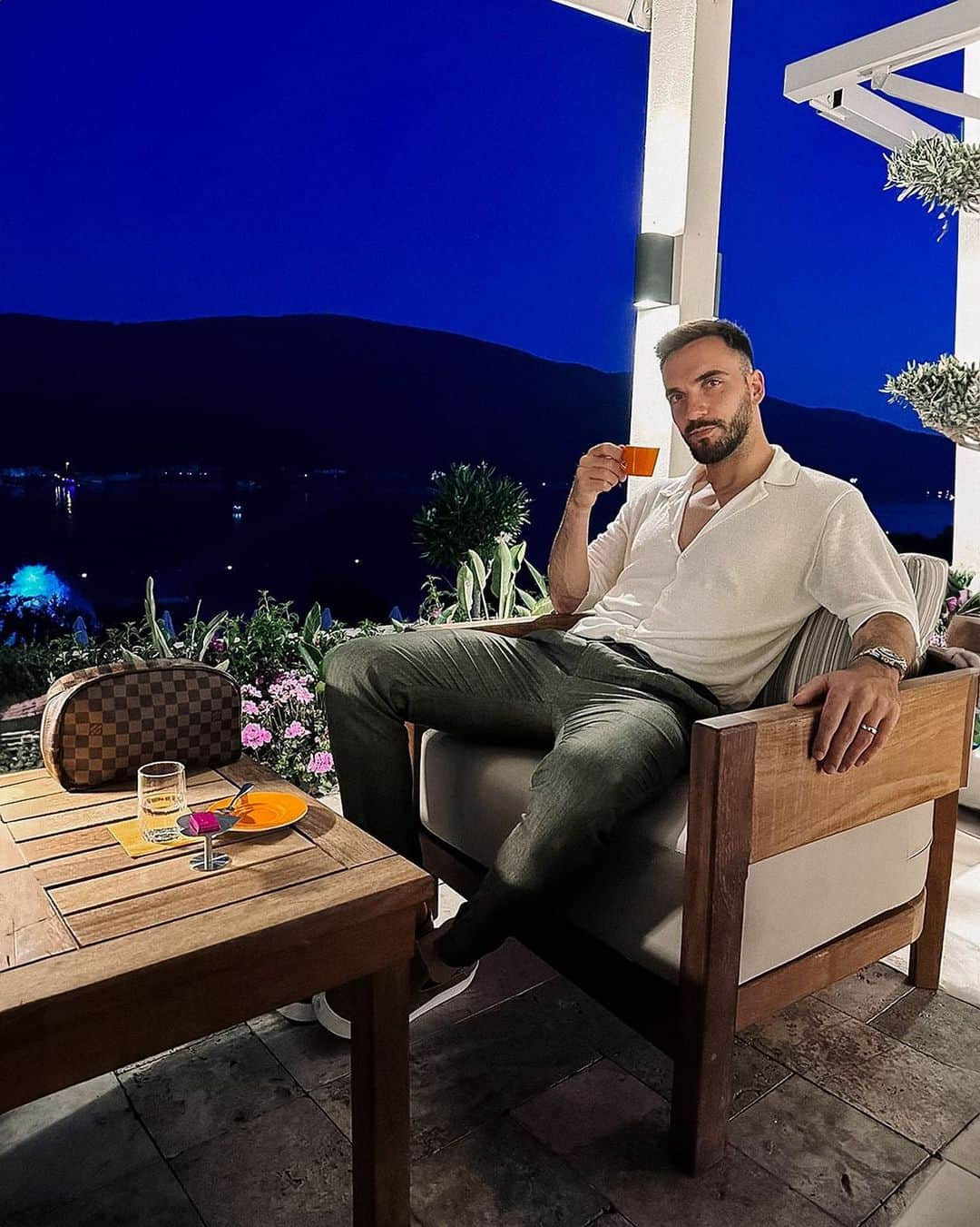ケナン・カラマンのインスタグラム：「Time to charge the batteries 🔋☕️」