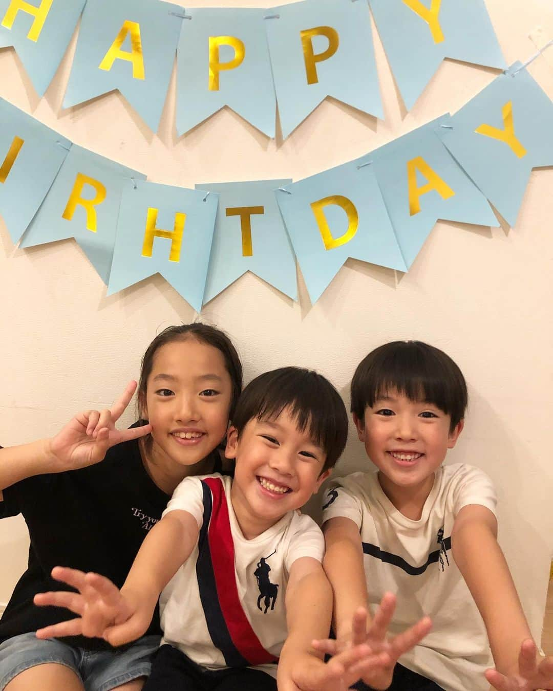 鷲尾春果さんのインスタグラム写真 - (鷲尾春果Instagram)「次男が4歳になりました🎂 笑ったり泣いたり、毎日なんだか楽しそうな次男😊 一緒にいると、私も声をあげて笑ったり怒ったり忙しいけれど、やっぱりなんだか楽しいです♫ 4歳になってすぐ、頭の真ん中に🦜フンをされちゃって、、、そんなところも面白い次男です👦🏻 #次男#4歳#6月12日生まれ#誕生日 #3きょうだい#👧🏻👦🏻👦🏻#末っ子#子育て#育児#ママ #ついてるのかついてないのか 🤣」6月27日 0時55分 - harukawashio