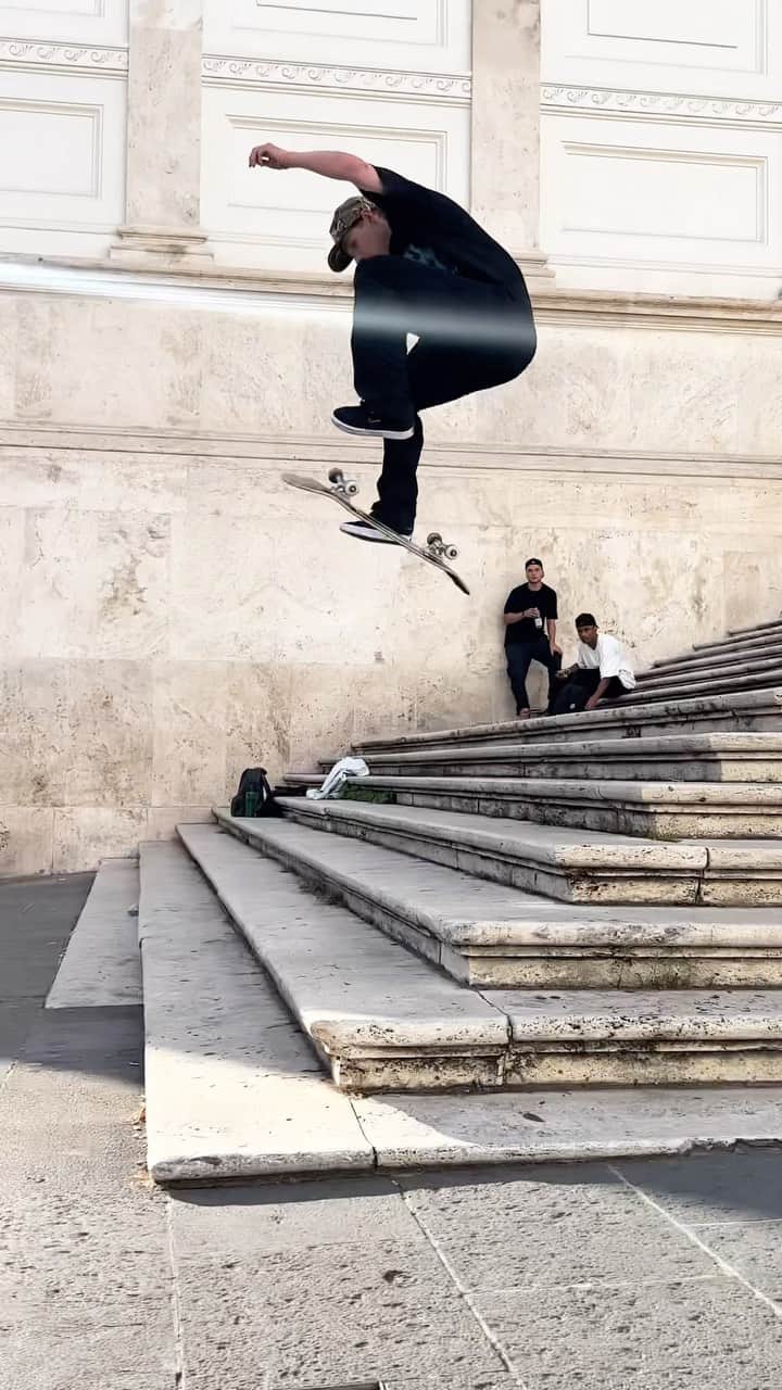 シェーン・オニールのインスタグラム：「Switch bigspin heel. Love Italy 🇮🇹」