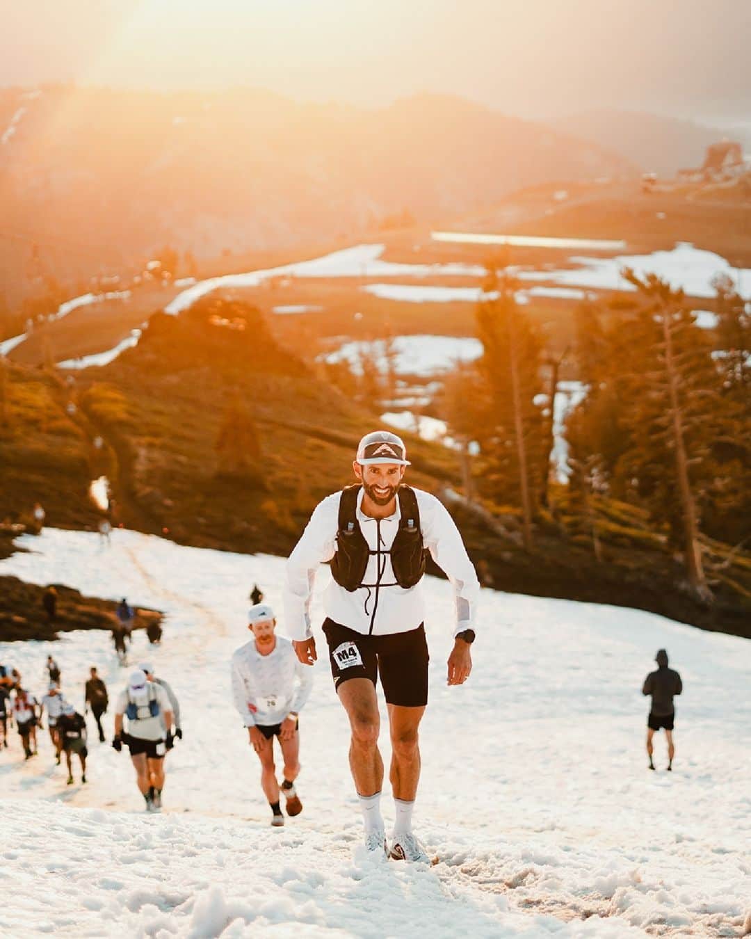 オスプレーのインスタグラム：「Congratulations to 2023 Western States Endurance Run second place finisher—and Osprey Athlete—Tyler Green! Your passion and perseverance are an inspiration to us all. Take pride in this well-deserved achievement. We are thrilled to be by your side as you push past your comfort zone and pursue your potential.  📷 Mike McMonagle  #OspreyAthlete」