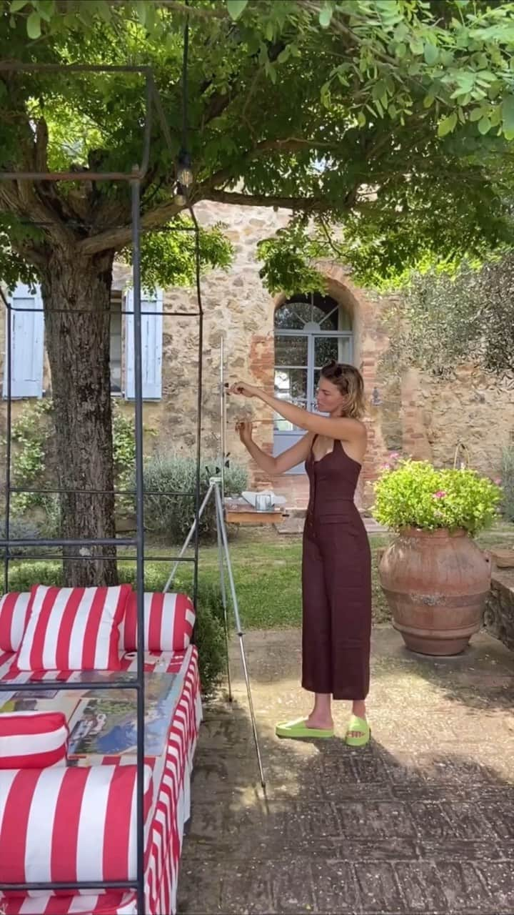 アリゾナ・ミューズのインスタグラム：「This weekend we experienced a truly unforgettable getaway in Tuscany at the @reformation Summer House. Thank you @reformation for allowing me to bring together some of my favourite activists in the climate and mental health spaces, each of these women are changing the world with their passion and intellect. One of the most deeply connected trips I have been on. Being around this female energy, the alchemy of serenity and strength, has inspired me to my core! ❤️‍🔥  @zoe.communications thank you for making this happen and bringing together all of these wonderful souls @lilycole, @sarahannmacklin @aliceeady, @dcopperman, @isabellanoero, @thezaya__, @ameamrit, @sighlab   And for making sure we had so much fun with @casamigos @tataharperskincare @fiolprosecco @tumitravel ❣️」