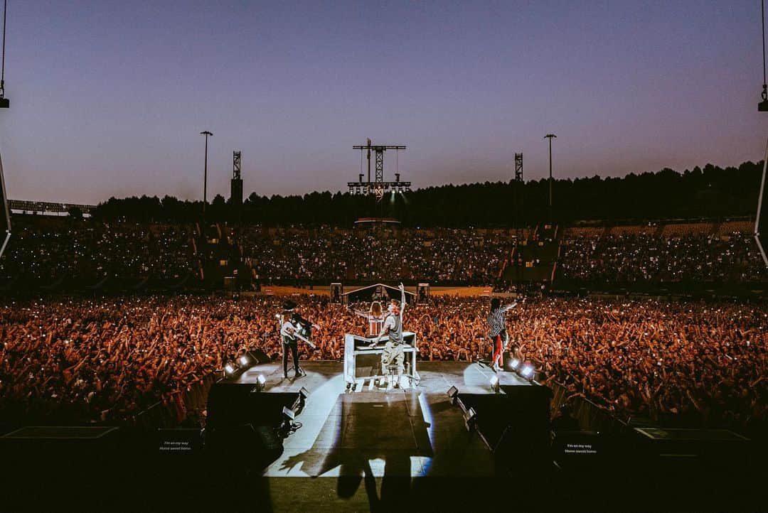 ヴィンス・ニールさんのインスタグラム写真 - (ヴィンス・ニールInstagram)「Madrid 🔥 #theworldtour🌍   #mötleycrüe   📸 : @samshapiromedia」6月27日 0時59分 - thevinceneil