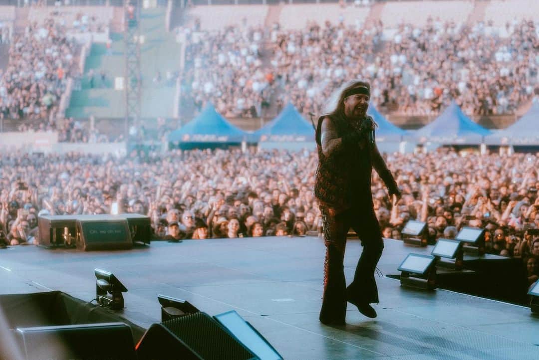 ヴィンス・ニールのインスタグラム：「Madrid 🔥 #theworldtour🌍   #mötleycrüe   📸 : @samshapiromedia」