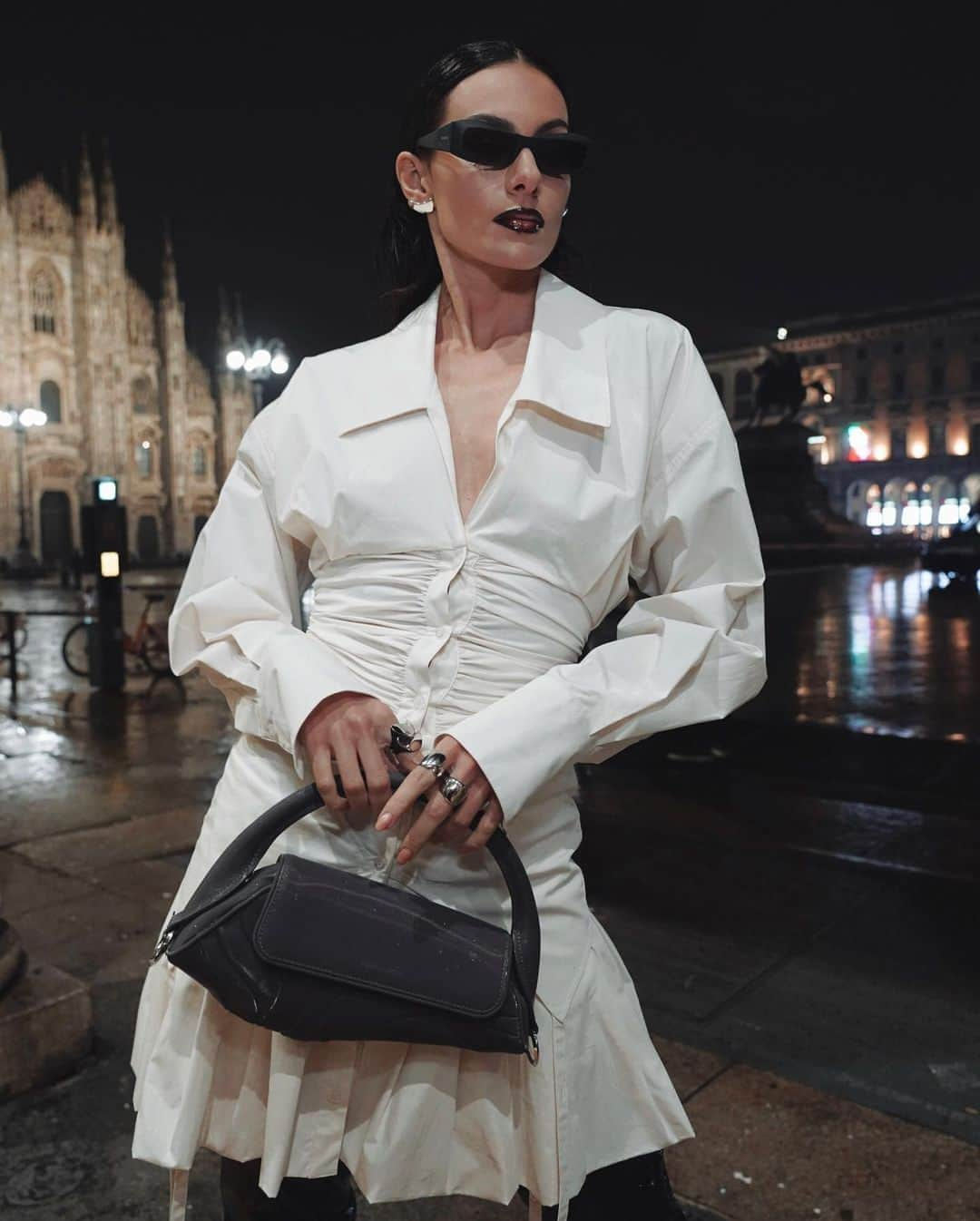 トラサルディさんのインスタグラム写真 - (トラサルディInstagram)「@paolaturani carries the Trussardi Owena bag in a cinched white shirt-dress from the #TrussardiSS23 collection.⁣ Available now in stores.」6月27日 1時00分 - trussardi