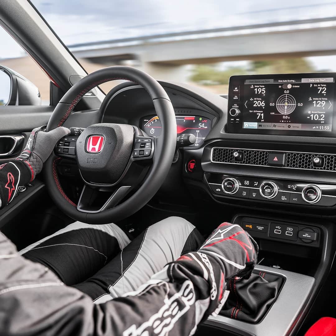 のインスタグラム：「Zoom, with precision 🎯⚡️#TypeR」