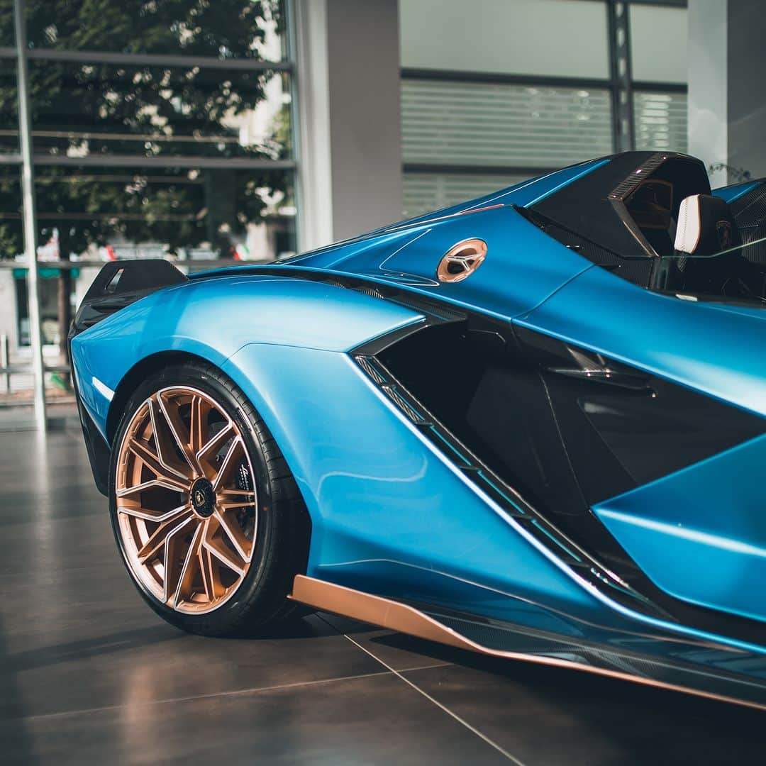ランボルギーニさんのインスタグラム写真 - (ランボルギーニInstagram)「A lightning ahead of time: it's Sián Roadster.  #Lamborghini #SianRoadster #AheadOfItsTime  __ Sián Roadster: fuel consumption combined 18.5 l/100km; CO2-emissions combined 447 g/km (WLTP EU27)」6月27日 1時00分 - lamborghini