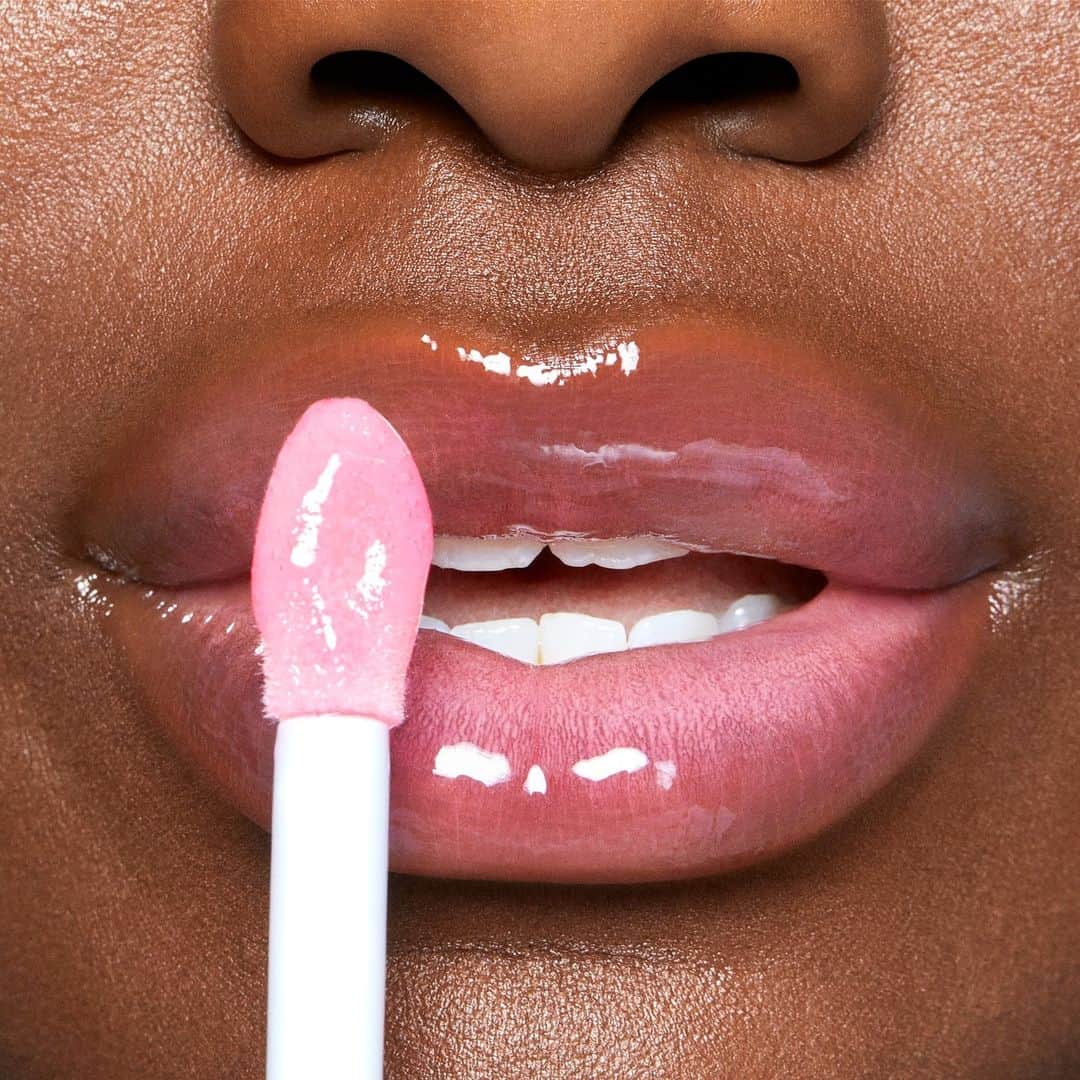 COVERGIRLさんのインスタグラム写真 - (COVERGIRLInstagram)「Adding some magic takes just one swipe 🪄 NEW Clean Fresh Yummy Gloss in shade Twilight Beam is the ultimate pinky nude.   Shop now @ultabeauty 🛒  #EasyBreezyBeautiful #Covergirl #YummyGloss」6月27日 1時00分 - covergirl