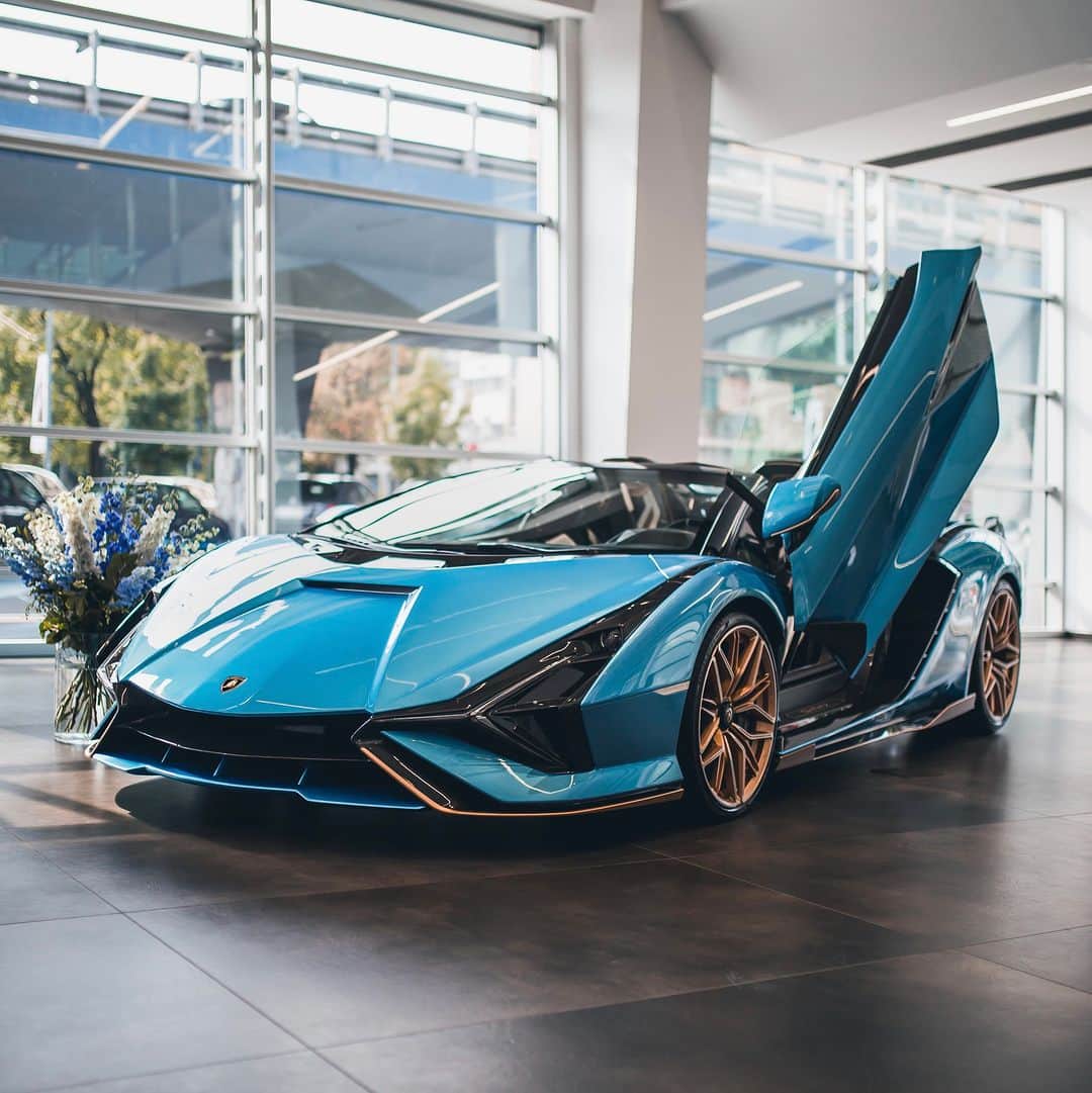ランボルギーニのインスタグラム：「A lightning ahead of time: it's Sián Roadster.  #Lamborghini #SianRoadster #AheadOfItsTime  __ Sián Roadster: fuel consumption combined 18.5 l/100km; CO2-emissions combined 447 g/km (WLTP EU27)」