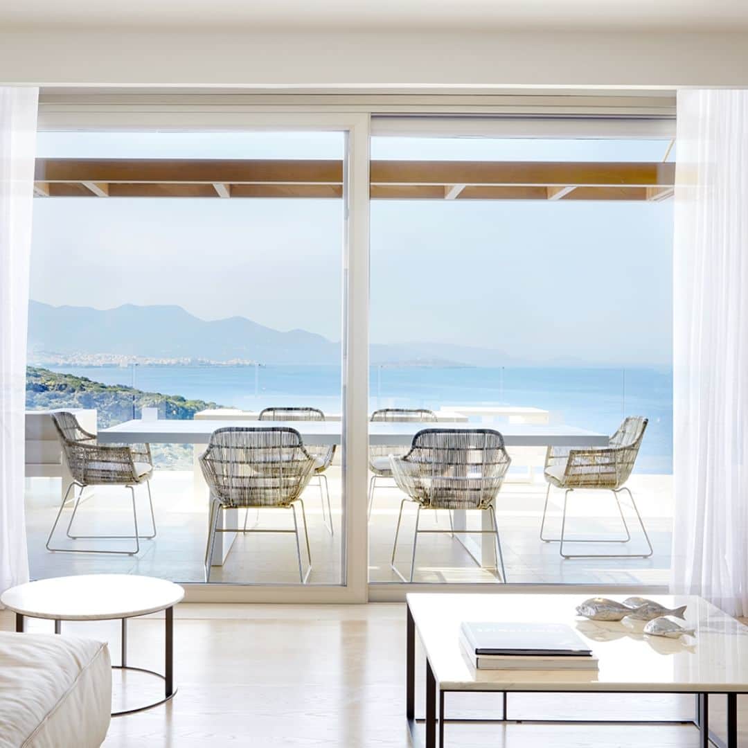 B&B Italiaのインスタグラム：「Enveloped by panoramic views of the bay, Kēpos by Goco offers a holistic approach to well-being, while B&B Italia iconic designs adorn the rooms and the exteriors of Daios Cove Spa's Maison.  @patricia_urquiola @antonio_citterio_arch @deloudis_  #bebitalia #design #Crete #Greece」