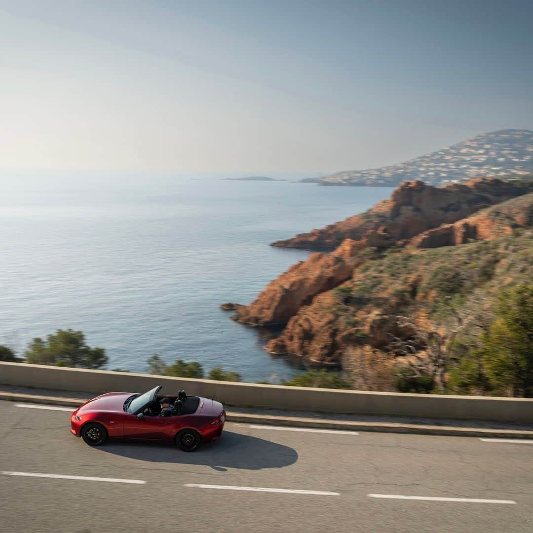 MAZDA Canadaさんのインスタグラム写真 - (MAZDA CanadaInstagram)「Whether you're cruising along scenic coastal roads, exploring the countryside, or conquering city streets, there's nothing like the pure joy of driving with the top down. It's officially convertible season, and the #MX5 #Miata is your perfect companion.  Share your summer #MazdaMX5 photos by tagging us @mazdacanada on social for a chance to be featured on our channels! #MazdaCanada 🔴 Que vous rouliez sur des routes spectaculaires au bord d'un lac, que vous exploriez la campagne ou que vous partiez à la conquête des rues de la ville, il n'y a rien de tel que le pur plaisir de conduire avec le toit baissé. C'est officiellement la saison des cabriolets, et la #MX5 #Miata est votre complice idéale.  Partagez vos photos de l'été #MazdaMX5 en mentionnant @mazdacanada sur vos réseaux sociaux et courez la chance d'être mis en vedette sur nos chaînes ! #MazdaCanada​」6月27日 1時00分 - mazdacanada