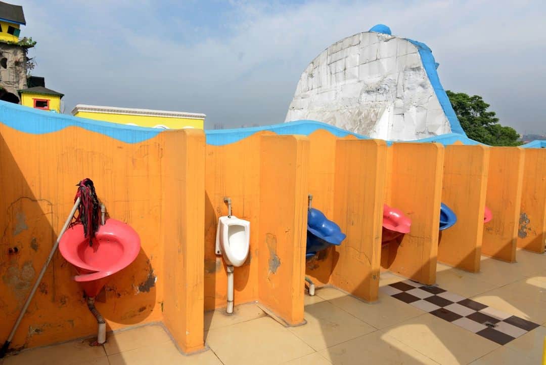 VICEさんのインスタグラム写真 - (VICEInstagram)「From 2015 to 2017, China built over 68,000 public toilets. And they’re still building more as part of their *literal* Toilet Revolution, to improve hygiene and the access to public bathrooms in the country (and also to please the tourists who travel there).⁠ ⁠ While some toilets have wifi and charging ports, others are just fun to look at. It’s really no surprise China has gone so big on some of these structures – the country is also renowned for building entire replica European towns. *Why go to France if you can experience Paris in China? Why go to space if you can pee in a spaceship toilet?*」6月27日 1時02分 - vice