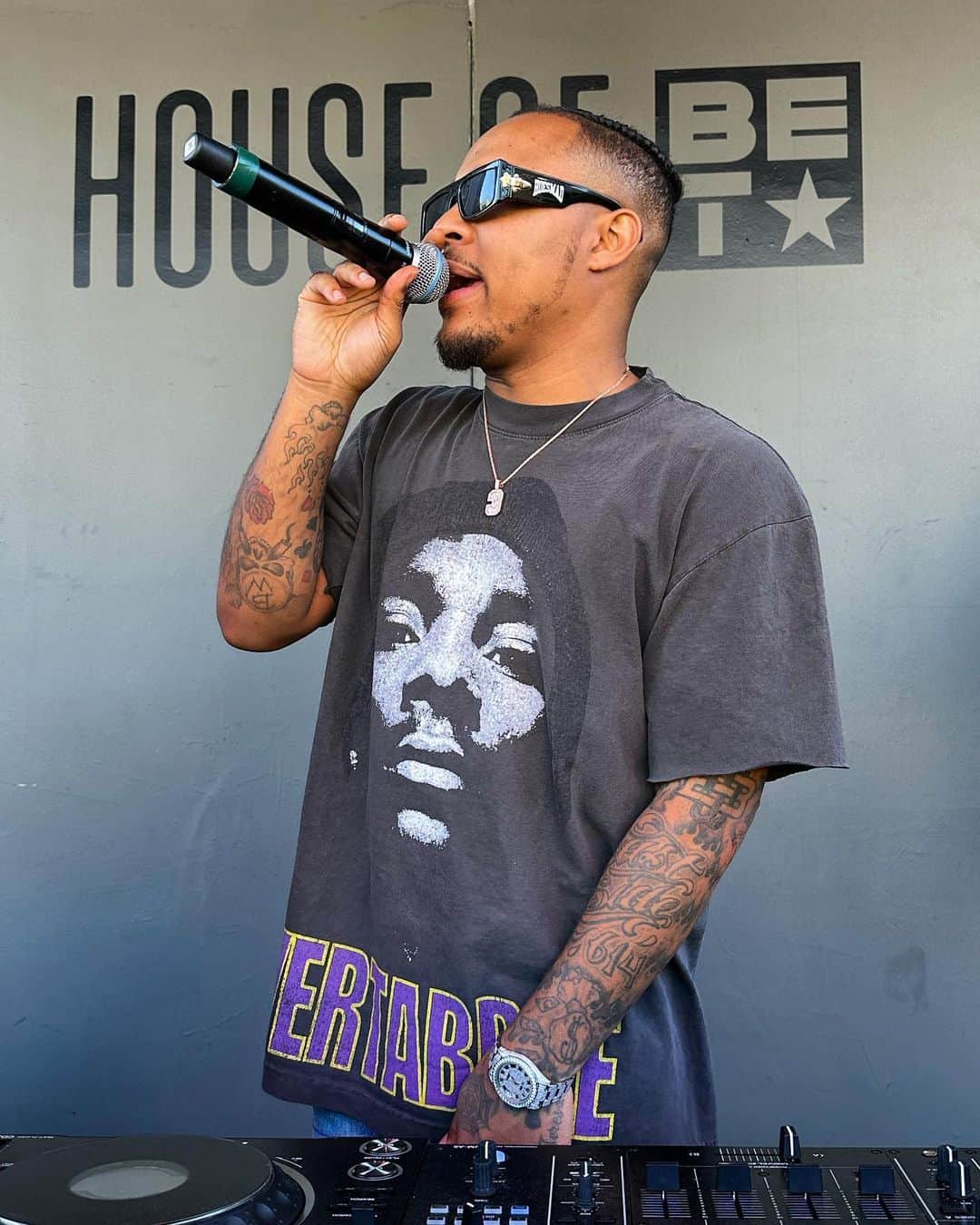 バウ・ワウのインスタグラム：「I want to thank @bet for allowing me to do what i do best and giving me the keys to the house of BET all weekend. I kept the party rocking. If im in the building just know its a situation every time! Thanks to all the fans who enjoyed themselves! See you next year! BIGGER THINGS TO COME!!   #betawards #houseofBET  #mr106」