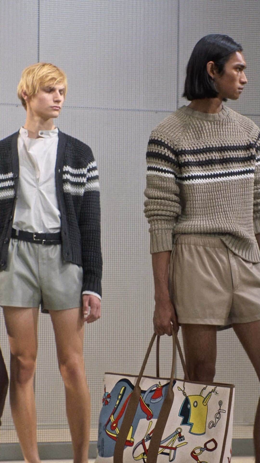 エルメスのインスタグラム：「Loose knits for cooler hours. A collection soft and sweet as a summer breeze, stirred by a tender strength. Clothing as architecture. The look is constructed with the weightlessness of daylight, of openwork.​  About the looks:​ 1- A cardigan in striped cotton crochet. A shirt in compact cotton poplin. Shorts. A Double Etrivière belt in bridle leather. Sandals with notched soles. A Mousqueton bucket bag.​ 2- A crew neck pullover in striped cotton crochet. Leather shorts. Sandals with notched soles. A Garden Party bag. A Chaîne Maillon bracelet in technical ceramic and stainless steel.​  Men’s summer 2024 runway show, collection created by Véronique Nichanian. ​​ Watch the replay of the show with the link in bio. ​​​  #Summer2024​ #ParisFashionWeek​ #PFW​ #HermesHomme​ #Hermes」