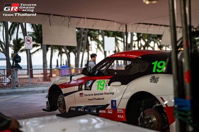Toyota team thailandさんのインスタグラム写真 - (Toyota team thailandInstagram)「TGRTT พร้อมแล้วกับ Bangsaen GrandPrix 2023 🔥🌊ทะเลเดือดที่บางแสน วันที่ 28 มิถุนายน -2 กรกฎาคมนี้ สนามเฉพาะกิจเลียบหาดบางแสน ที่มีเสน่ห์ที่สุดในโลก กับ TGRTT ที่จะลงแข่งขันรายการใหญ่ RAAT Thailand Endurance International Championship R.2 ที่จะลงแข่งขันกันทั้ง 4 ชั่วโมง ในวันพุธที่ 28 มิถุนายนนี้ 🚗#19 Driver: ณัฐพงษ์ ห่อทองคำ (Nattapong H.) / อัครพงษ์ อัคนีนิโรธ (Akkarapong A.) / กฤษฏิ์ วสุรัตน์ (Kris V.) Car: TOYOTA 86 Class: Touring Car 🚗#20 Driver: สุทธิพงศ์ สมิตชาติ (Suttipong S.) / ณัฐวุฒิ เจริญสุขะวัฒนะ (Nattavude C.) / Hermann Car: TOYOTA 86 Class: Touring Car 🚗#37 Driver: ธัญชนก เจริญสุขะวัฒนะ (Thanchanok C.) / ณ ดล วัฒนธรรม (Na Dol V.) / เคนทาโร่ ชิบะ (Kentaro C.) Car: Altis One Make Race Class: Altis One Make Race  Thailand Super Series R.3-4: 🚗#24 Driver: ณัฐวุฒิ เจริญสุขะวัฒนะ (Nattavude C.) Car: Lexus RC-F Class: GTM AM 🚗#19 Drivers: ณัฐพงษ์  ห่อทองคำ (Nattapong H.) / มานัต กุละปาลานนท์ (Manat K.) Car: Lexus RC-F Class: GT3 Pro 🚗#19 Driver: สุทธิพงศ์ สมิตชาติ (Suttipong S.) Car: TOYOTA Supra GT4 Class: GT4 🚗#19  Driver: ณ ดล วัฒนธรรม (Na Dol V.) Class: Super Compact」6月27日 1時09分 - toyotagazooracingteamthailand