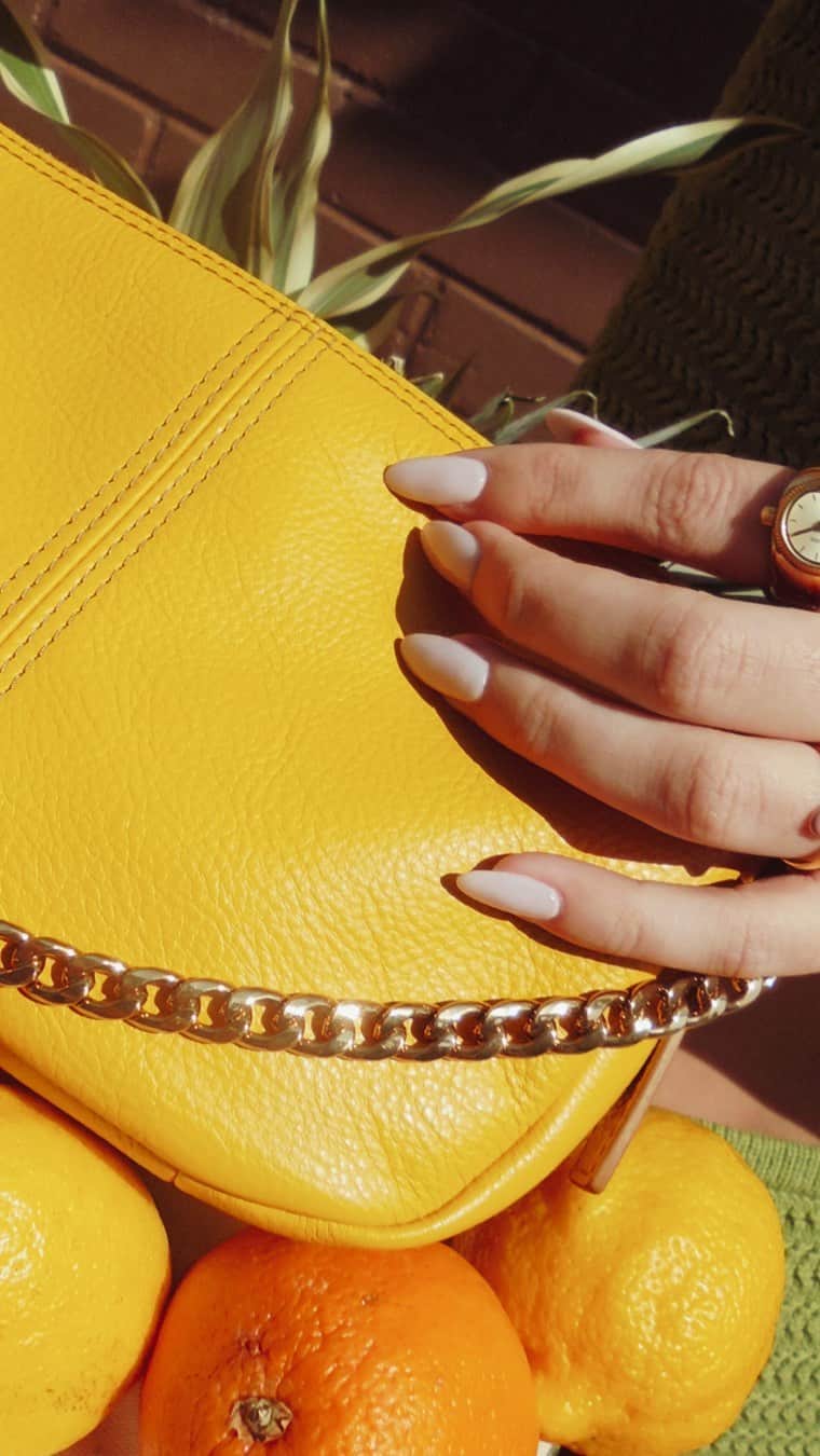 のインスタグラム：「Only the freshest picks, Jolie included🍋🍊🥭 #SunniestSideUp」