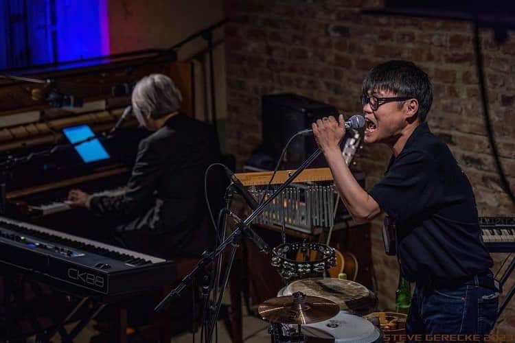 松田岳二のインスタグラム：「久しぶりのneil&irizaライブでした。  数年ぶりに会う遠方からのお客様たちに会えたり、古くからの友人に会えたり、尊敬するシンガー、ミュージシャンに会えた日でした。  なにより、、、久しぶりに見えた顔、かお、カオ。 健康にしてるの？どうなの？なんて話して、まるで小学校の同窓会みたいな気分でした。 30年近く同じバンドでいる事によって、バンドマンとファンとかという間柄は超えてきたよね。  お会いできた皆さま、来てくれてありがとうね♡ また、近いうちに。 keep in touch.  カジくん、野宮さん、高野さん、そして素敵な場所、チーム、どうもありがとうございました！  photo by steve gerecke @stevegerecke」