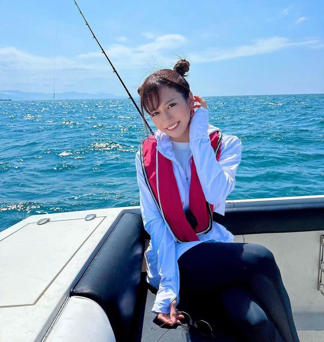 桜りんさんのインスタグラム写真 - (桜りんInstagram)「釣り🎣　in 北海道　❤︎  久々に釣りできましたϵ( 'Θ' )϶ カレイいっぱい釣れた⭐︎   居酒屋さんにお願いして、さばいてもらいました🤍  前日ビールめちゃ飲んでたけど、船酔いせず釣りに専念できたので平和でした✨　  お世話になった船長さんに表紙の　#臨時増刊ラヴァーズ　を渡しました☺︎笑　  天気もよくて最高でした☀️   #釣り　#海釣り　#北海道　#石狩 #グラビア　#アイドル」6月27日 1時17分 - rin__sakura