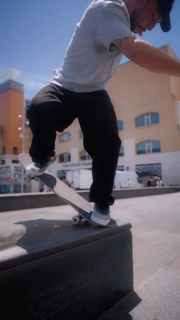 MACBA LIFEのインスタグラム：「@joorgesimoes testing the @nbnumeric @jamie_foy’s #nm306 GR with a perfect (and crazy beautiful) trick. Yes, it’s a MF perfect!   🎥 @gochiestrella   #macbalife  @nbnumeric」