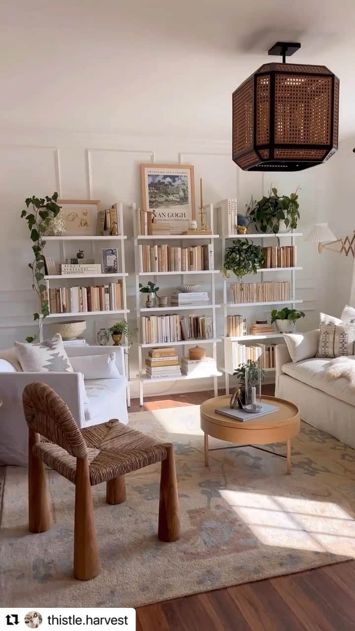 近藤麻理恵のインスタグラム：「I love how these bookshelves come together with greenery and artwork to create a beautiful, tidy room! 📕  Video courtesy of @thistle.harvest」