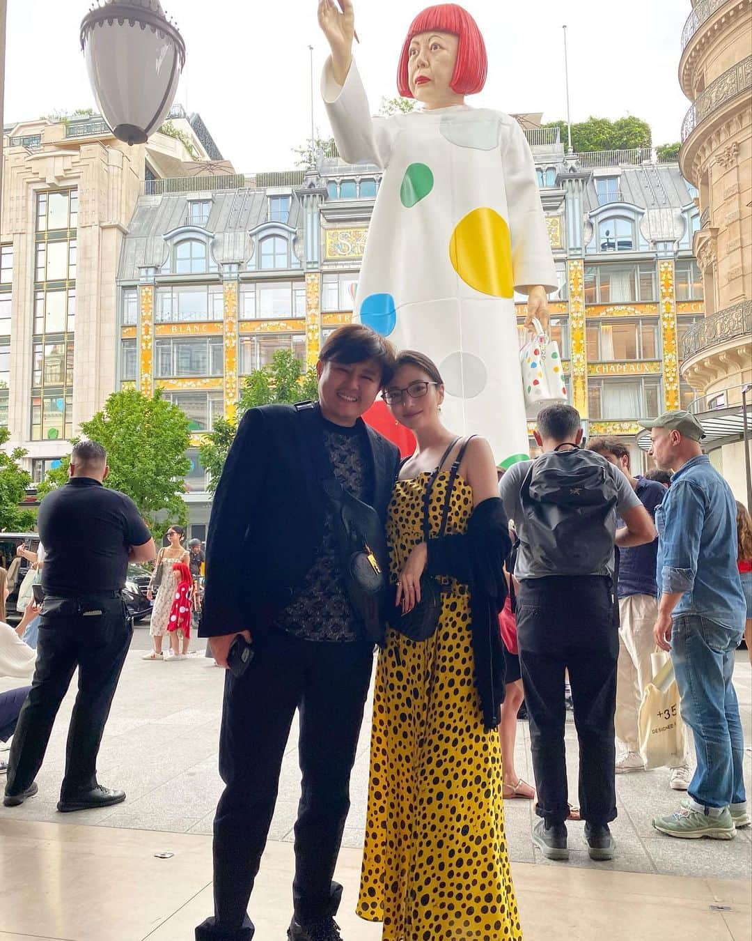 のインスタグラム：「In front of her🎨🎡」
