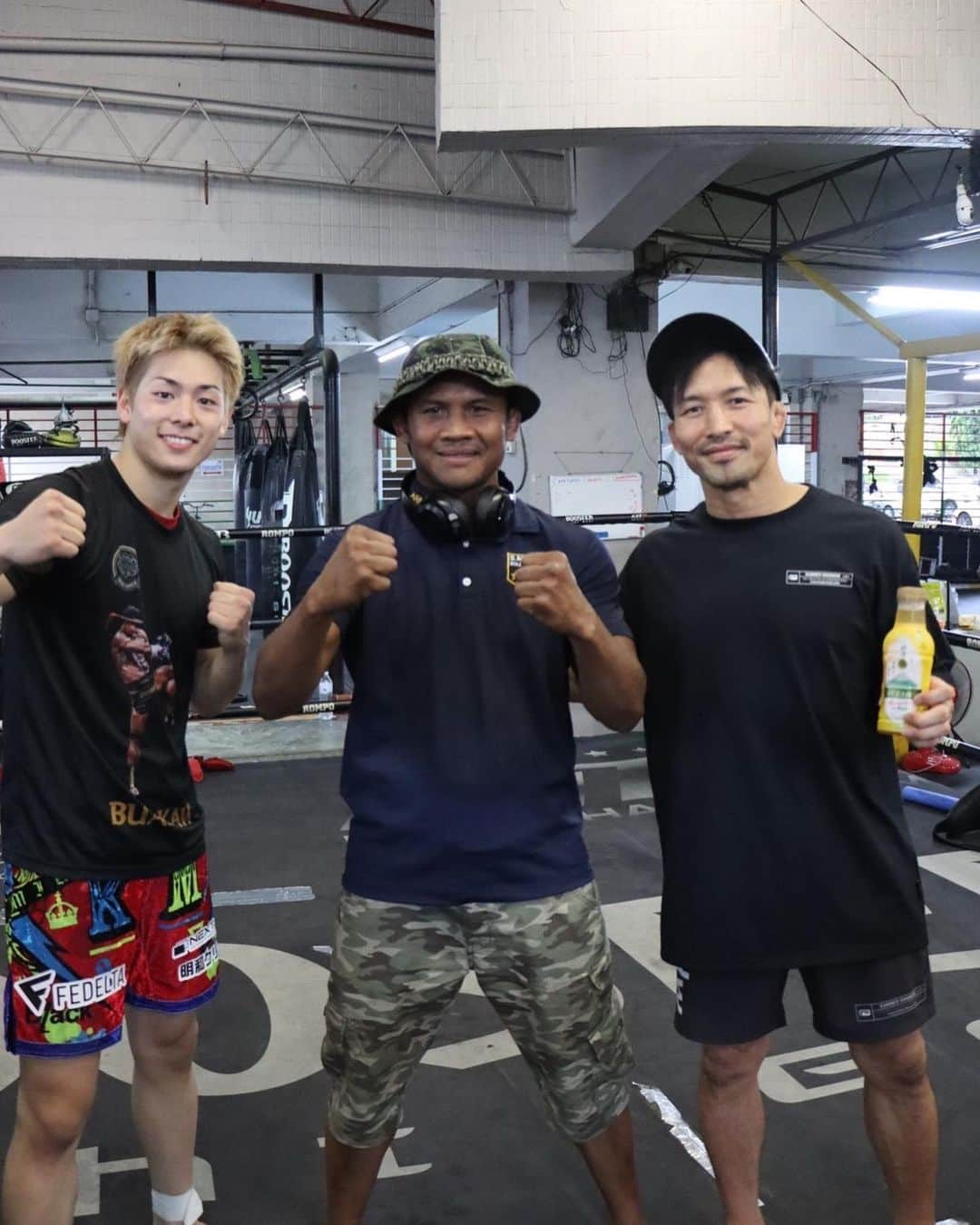 宮田和幸さんのインスタグラム写真 - (宮田和幸Instagram)「韓国🇰🇷→タイ🇹🇭へ 次は孝太の試合 ブアカーオも合流したし、16年前？くらいにお世話になったジュードトレーナーと再会できて嬉しかった。 タイの田舎(チャチュンサーオ)にあるポープラムックジムに1ヶ月間修行に行ったのが懐かしい。」6月27日 1時52分 - miyata.hercules