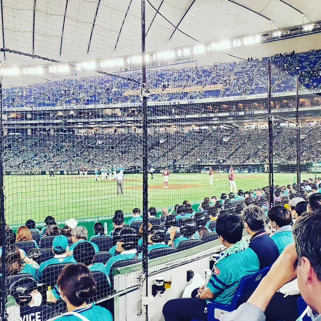 内藤大助のインスタグラム：「今日は友人の楽天ゴールデンイーグルスの辰巳涼介選手の応援に東京ドームへ 辰巳選手との出会いは元々辰巳選手の奥さんと僕が知り合いでその奥さんから紹介して頂いたのがきっかけ 今日のドームは奥さんと2人で(久々のデート😁) 久しぶりのはドームは良かった～ 人も多く活気があってコロナ前と比べて大分戻ってきたな～と感じました 試合は3―1で楽天の勝利👍  #東京ドーム #プロ野球 #楽天 #ソフトバンク #辰巳涼介」