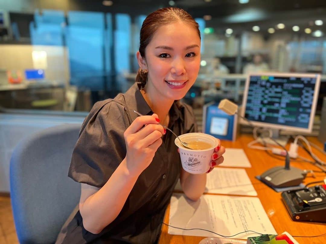 森理世のインスタグラム：「6月27日(本日!)と 7月4日18:00からスタートの静岡SBSラジオ Chat×Chat〜2nd〜に出演いたします🙌🏻❤️  @yasaiwomotto_chat 野菜をMOTTOさまの美味しいスープも頂きながらのとっても楽しかった時間。 是非聴いてください😄  #chatchat #チャットチャット」