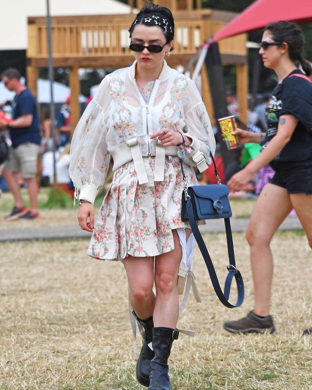 Vogueさんのインスタグラム写真 - (VogueInstagram)「If we've learnt anything from #Glastonbury Festival's past it's that what stars wear on the ground is as equally important as what they wear on stage. This year was no different, whether it was the longtime queen of Glasto, @siennathing, in double denim, @maisie_williams in festival florals or @gemmachan and  @lilyjamesofficial in British festival goers go-to brands, head to the link in our bio for the roundup of best looks from the weekend.」6月27日 2時01分 - voguemagazine