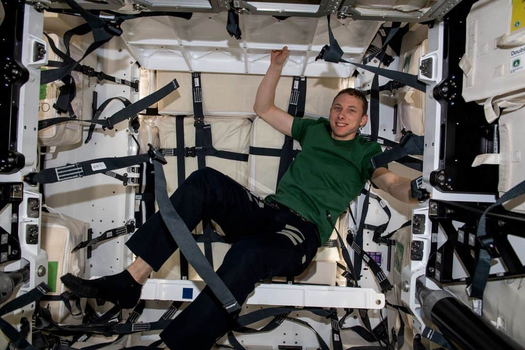 国際宇宙ステーションさんのインスタグラム写真 - (国際宇宙ステーションInstagram)「The SpaceX Dragon cargo spacecraft is being packed for its departure and return to Earth at the end of the week. In pic 1, NASA astronaut Woody Hoburg works inside the Dragon on June 22 during cargo loading actvities. In pic 2, UAE (United Arab Emirates) astronaut Sultan Alneyadi is pictured unloading cargo from Dragon shortly after it docked to the International Space Station on June 6.  #nasa #uae #unitedarabemirates #astronaut #dragon #cargo #spacecraft #international #space #station」6月27日 2時02分 - iss