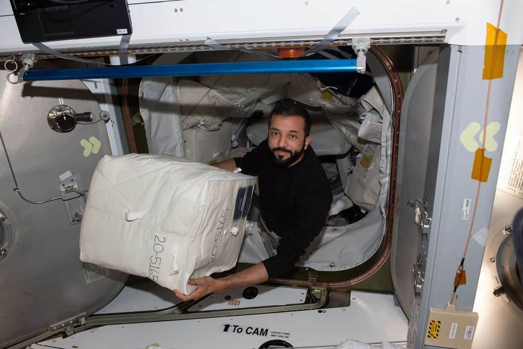 国際宇宙ステーションさんのインスタグラム写真 - (国際宇宙ステーションInstagram)「The SpaceX Dragon cargo spacecraft is being packed for its departure and return to Earth at the end of the week. In pic 1, NASA astronaut Woody Hoburg works inside the Dragon on June 22 during cargo loading actvities. In pic 2, UAE (United Arab Emirates) astronaut Sultan Alneyadi is pictured unloading cargo from Dragon shortly after it docked to the International Space Station on June 6.  #nasa #uae #unitedarabemirates #astronaut #dragon #cargo #spacecraft #international #space #station」6月27日 2時02分 - iss