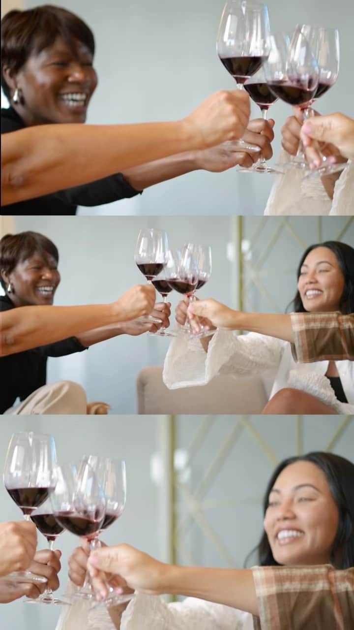 エイヨシャ・カレーのインスタグラム：「@sydelcurrylee and I did a thing!! 🍷🍷🍷 Domaine Curry is excited to officially be part of The Prisoner Wine Company family. Domaine Curry was created to honor and celebrate the strong women in our family and we dedicate its future to fearless women from all walks of life. We hope you’ll join us on this incredible journey and follow along @domainecurrywine for new vintages and releases coming soon ✨」