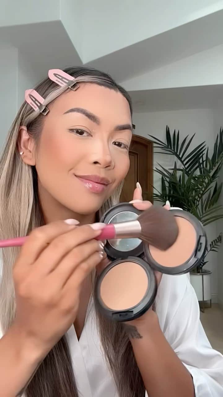 リアン Vのインスタグラム：「Getting ready for something exciting! 🥰 Product Breakdown 💋  Teeth whitening: Rembrandt (Linked in my Amazon Store Front) Brows: @anastasiabeverlyhills  Eyeshadow: @anastasiabeverleyhills Dip brow in the color dark brown Eyeliner: @maybelline Tattoo studio black ink liner  Mascara: @maybelline Full N’Soft Lashes: @lillylashes  Skin Prep: @drunkelephant Face Oil  Foundation/Concealer : @toofaced Multi Use Concealer  Setting Powder: @sephora translucent  Bronzer/Blush Duo: @benefitcosmetics Hoola Desert Retreat @narsissist Orgasm Highlighter: @dior 01 Nude Glow Lip liner: @maccosmetics Cork Lipstick: @artistcouture Forever muse & @maccosmetics impulsive  Setting Spray: @morphebrushes Prep + Set Mist」