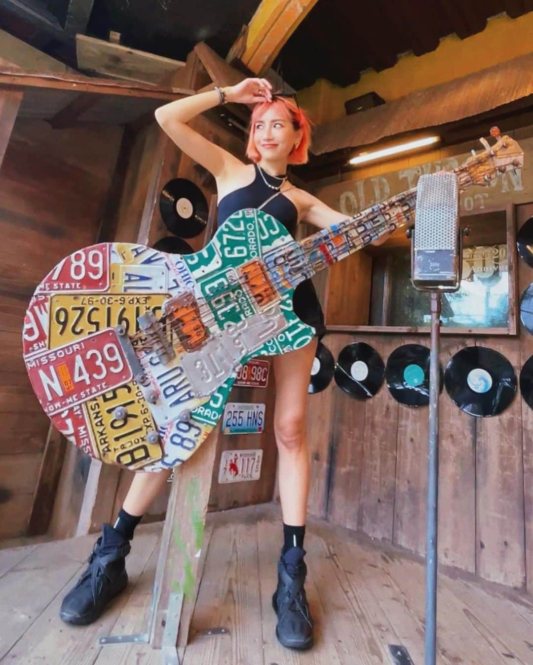 安柏兒のインスタグラム：「🎤Wannabe a rockstar？🎸  「Why not ? Maybe You already are !」  Bra top everyday @yuyu_active 🫴🏼  #airplanemode #still」