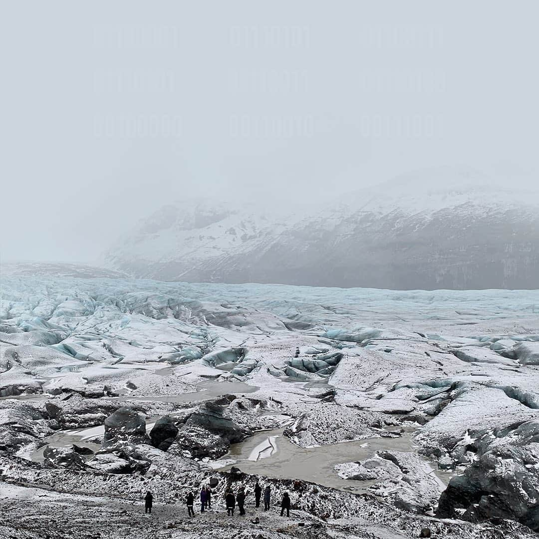 ブリット・マーリングのインスタグラム：「it’s taken us 3 1/2 years to tell our next story from script to screen and it was a wild ride. i got hypothermia. then covid. twice. there were dust storms, blizzards, and 40 mph wind gusts sent our 4k lights rolling down the mountains. everyday felt like scaling a vertical cliff face but it was also an adventure with the most extraordinary people that I will remember for the rest of my life. and more often than not the fates conspired for us to capture something wild and alive to share with y’all… well, you’ll let us know…🕊️ @amurderattheend . we’ve missed you.  keep your eyes peeled…   (scaled up a hillside to take this pic of our crew on our first scout - the glacier of SVÍNAFELLSJÖKULL)」