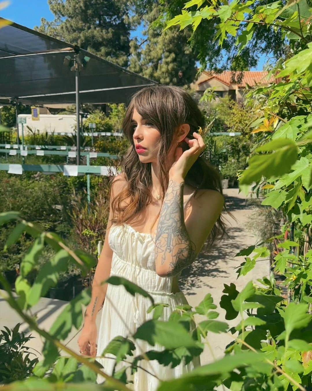 Acacia Brinleyのインスタグラム：「This photo of me is just a mask for my memes. Eat ‘em up, I know you’re hungry」