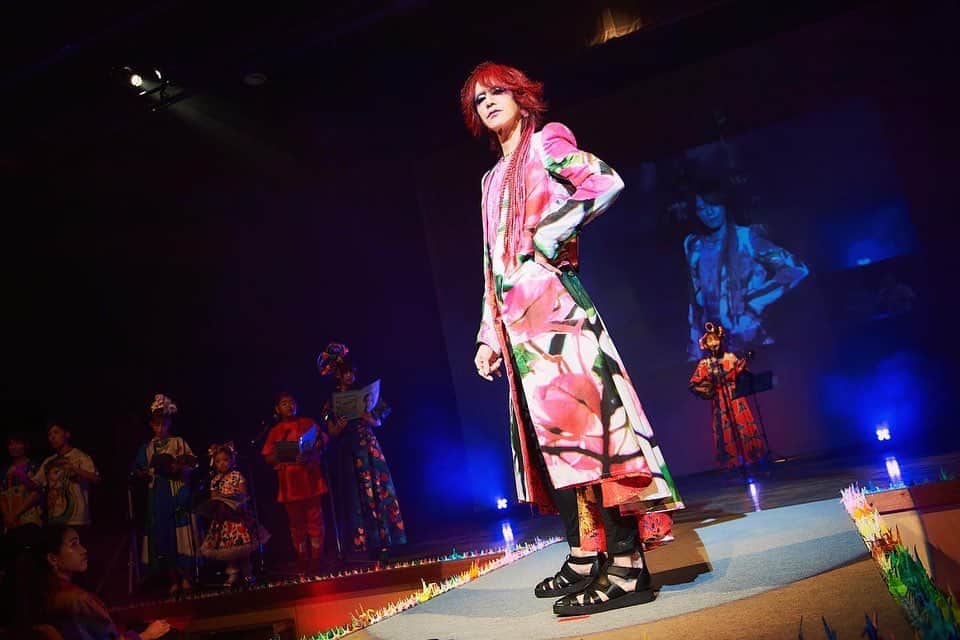 SUGIZOさんのインスタグラム写真 - (SUGIZOInstagram)「tenboファッションショー「Pray for Peace Collection 2023 in 沖縄」on 6/23「慰霊の日」。 愛しい子供たち、そして仲間たち。  Photo by Keiko TANABE.  #tenbo #PrayforPeaceCollection2023in沖縄 #慰霊の日 #SUGIZO」6月27日 2時16分 - sugizo_official