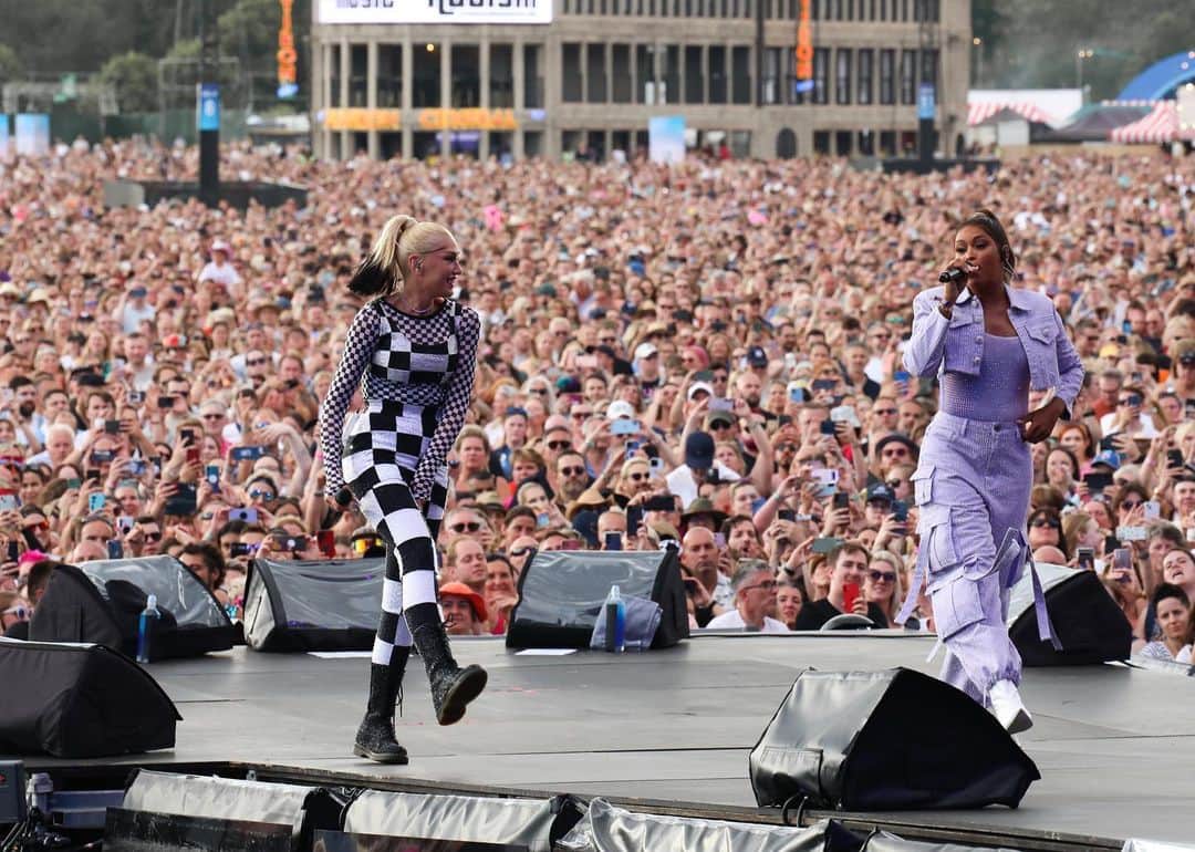 のインスタグラム：「O hey @gwenstefani 🖤🤍 shot from last Saturday @bsthydepark the crowd was amazing. Thanks for having me! 💜 @mrselfportrait @oliviabuckingham 📸 @marco.bahler」