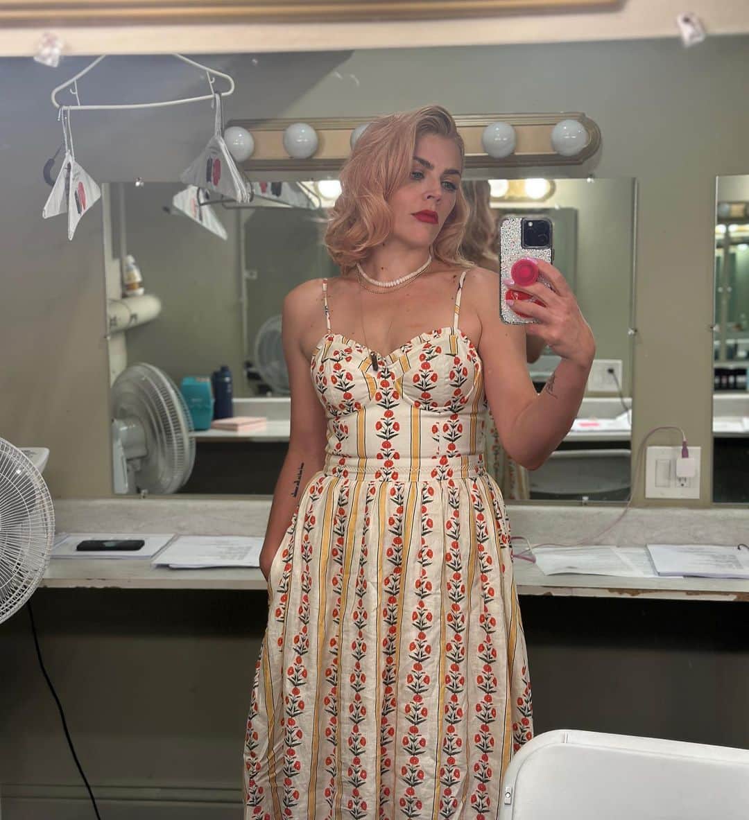 ビジー・フィリップスのインスタグラム：「HOW I TURNED 44 YEARS OLD IN 10 PICTURES 1. birdie told me using filters is for old people so obviously I’m never using them again.(until NOT using them is for old people, obvi) 2. the birthday really started at 11:30pm on june 24th with a sold out crowd of Thrilling Adventure Hour fans singing to me! Being back in the show ON STAGE and then ending with a ridiculous q&a and everyone singing to me was a dream and a wonderful birthday present. 3. But my REAL birthday started with my mom calling me at 9:03am(the time i was born) and then jumping on a tramp and sweating it all out with this lady @laurenekleban at @lekfit (lauren has literally been my trainer since i STARTED WORKING OUT-a story for another time!) 4. then @marcellakroll gave me a magical birthday reading as a gift. AND a reading with me and GINA(we will discuss on the podcast this week because it was amazing) 5. And then a pool party/open house where so many many of my friends and most loved humans showed up to hang out and talk and eat the greatest burgers(thank you Marc) and the best hollywood farmers market spread(thank you @emilybbb) And the fact that i dropped a curling iron ON MY BOOB the night before is only proof that in many ways, I’m quite literally a teenager still😂 6. i literally didn’t look at my phone most of the day and didn’t take many pics but this one is a framer. 7. oh the wishes i made. 🙏✨ 8. this cake is a los angeles icon but also everyone was having the best time we totally forgot to even do the cake until after most everyone left! but it was perfect anyway(except for the people who didn’t get any😬). 9. no matter how old i get- i will forever have no poker face and cake presented by my bff made me beyond happy. 10. I’m channeling big dandelion energy for this next year of my life!! 44!! How lucky i am to be here now!!! Thank you for all of your wonderful birthday wishes and tributes and love. i felt it. The week leading up to this birthday was hard for me. But the day was perfect and I feel honestly great and full of excitement for this year.❤️✨❤️」