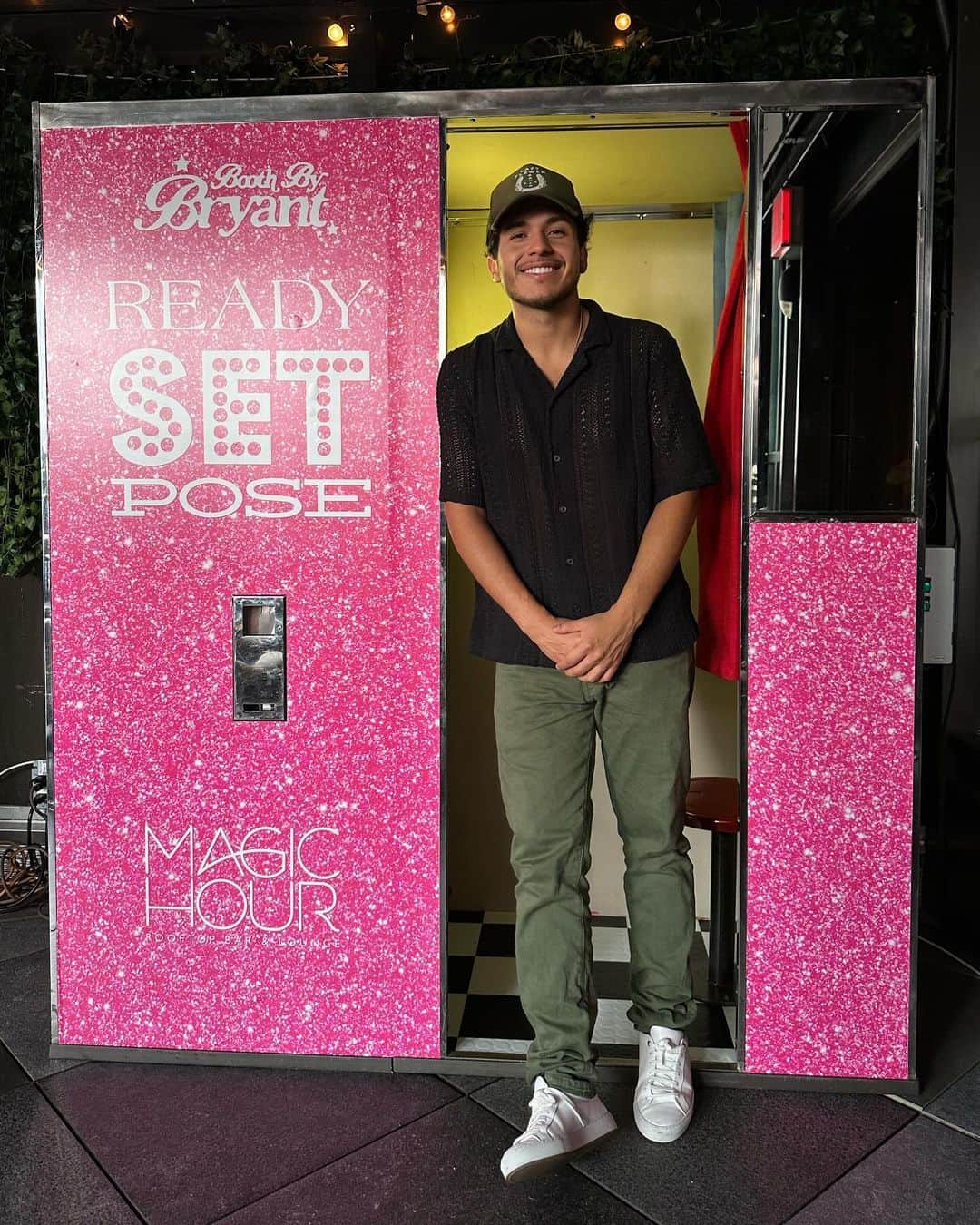 Bryant Eslavaのインスタグラム：「MY FIRST PUBLIC BOOTH NOW OPEN! 485 7th Ave 18th floor, New York📍」