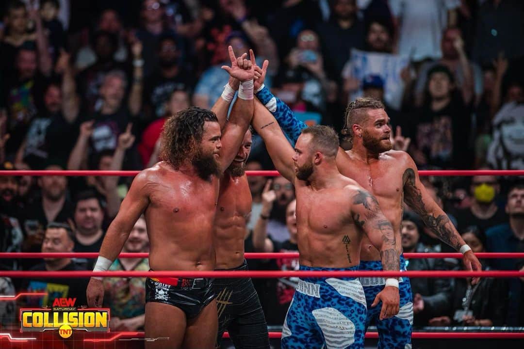 ジェイ・ホワイトのインスタグラム：「Bullet Club Gold. BANG BANG GANG. #GunnsUp👆」