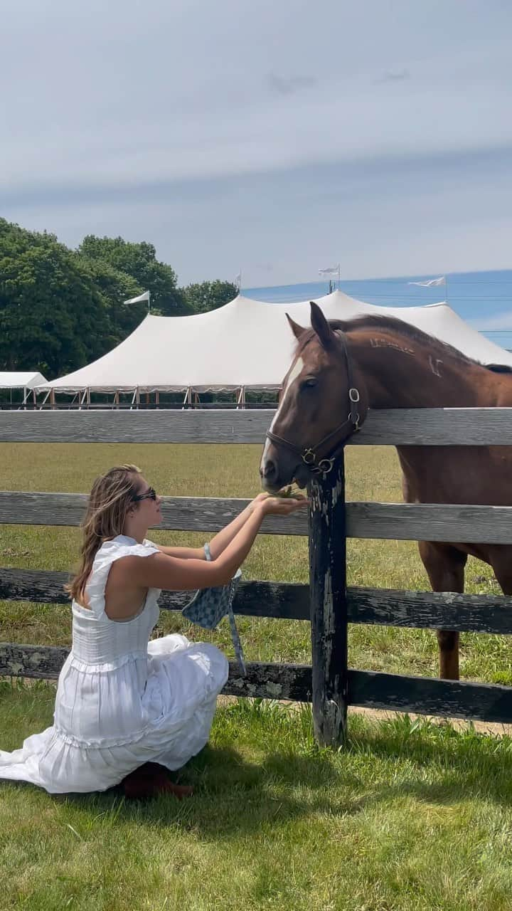 Monica Aksamitのインスタグラム：「Living out my Parent Trap dream at @rgnywine with @fordmodels   #coastalcowgirl #horse #rgny #rgnywine #winery #fordmodels #barbie #southhampton」