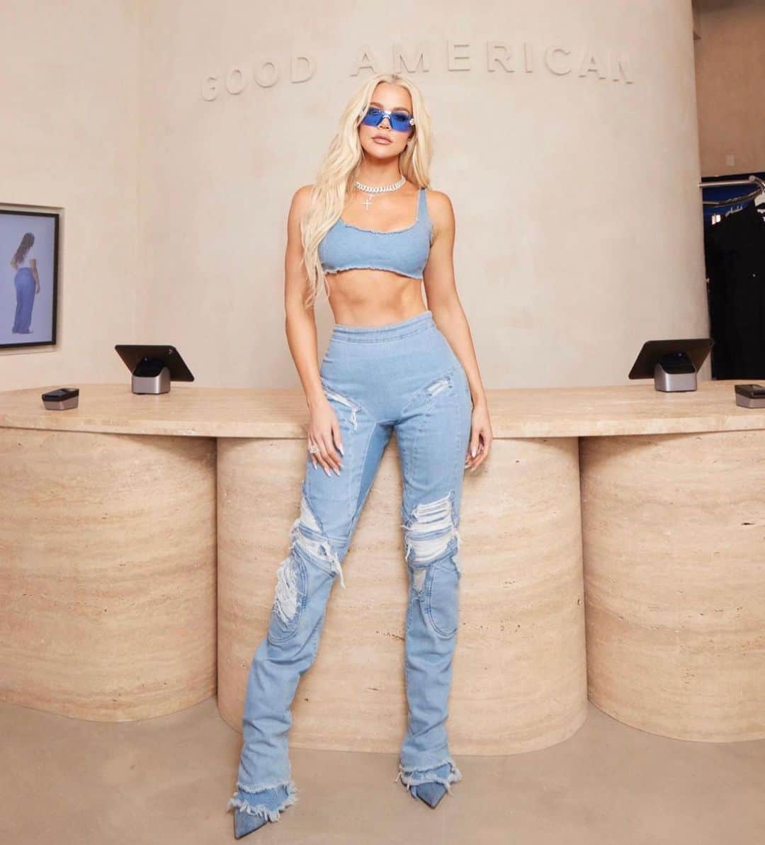 カーダシアン家のお騒がせセレブライフのインスタグラム：「The @goodamerican flagship store is now open at @westfieldcenturycity! 💙」