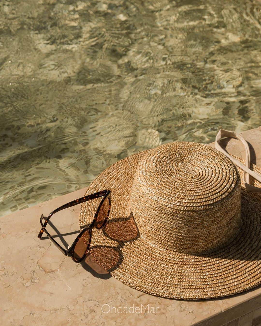 オンダデマーのインスタグラム：「Glasses, hat and a good bikini... what can never be missing on vacation.🌴  We have a new website for purchases in the USA and its surroundings🥳👇🏼   OndadeMar.com   #medialuna #ondademar #onepiece #bikinideunapieza #bikiniusa #bikinicolombia #beach #summer」