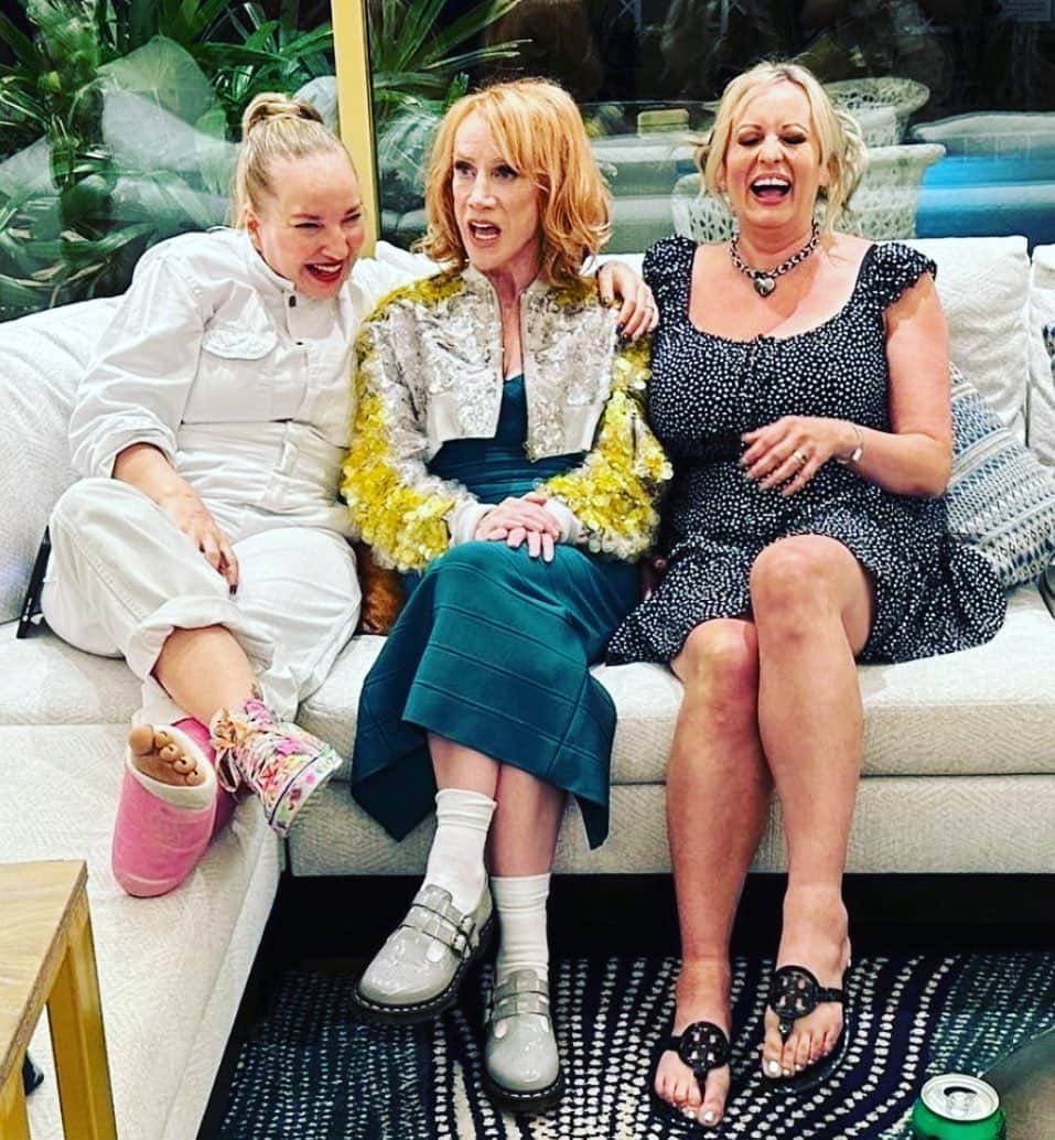 キャシー・グリフィンのインスタグラム：「Here I am mid joke with my gurrrls @sia and @thestormydaniels. I just love these dames 💕」