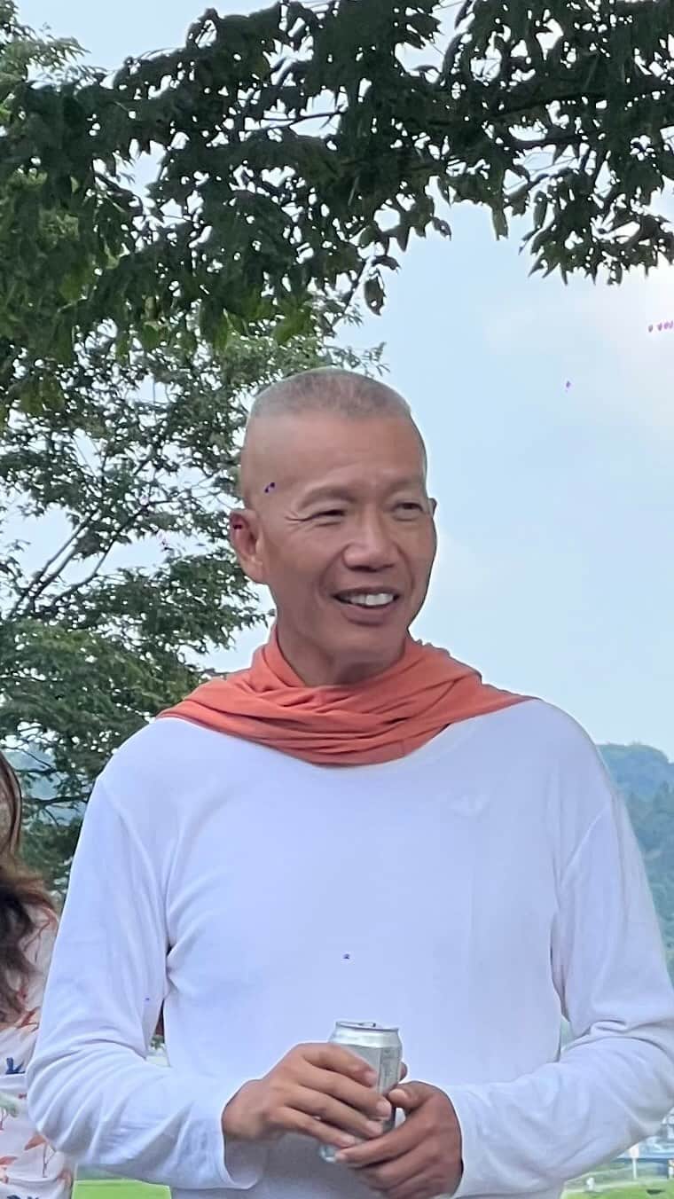 のインスタグラム：「2023年6月26日、いわきの空に咲いた「満天の桜」は、この町とひとりの現代芸術家の、30年を超える友情の物語でもありました。  最終目標として99000本の桜をこの土地に植えることを目指す「いわき万本桜プロジェクト」。その代表の志賀忠重さんは、開会にあたり、私たちにこう語りかけました。「震災後、誰も来なくなってしまったふるさとに何かしなければならない。そう思って、万本桜プロジェクトを立ち上げました。誰もが一生のうち一度は来たくなるような場所を創ってみたい、と」「今のペースで行くと、250年から300年くらいかかるような構想です。原発がいいかどうかは別にしても、そのときにあった自分の気持ち、皆の気持ちを忘れないために今後200年、300年と続けていきたいと思っています」  未来の子供たちへの贈り物となるように。このプロジェクトを支援するのが、世界的なアーティストである#蔡国強 さん。彼といわきの出会いは、1988年にまで遡ります。80年代中旬から95年まで日本に暮らした彼がたびたび創作の拠点にしたのが、いわきでした。「彼が初めていわきにやって来て会ったとき、若くて、面白くて純粋で。新しく弟ができたような気持ちになりました。そのときの彼は実績もありませんでしたが、彼が思うことを実現してあげたいと思い、毎日のようにいろいろお手伝いをしました」  蔡国強さんがことばをつなぎます。「私たちはいわきの人たちの思いやりに深く感動し、彼らに心から受け入れられました。それ以来、いわきは第二のふるさとのように感じられるようになりました」「当時の私が考えたスローガンは、この土地で作品を育て、ここから宇宙と対話し、ここの人々と一緒に新しい時代の物語を創る、というものでした」「この30数年間の間、私はいわきの人たちと一緒に小さな港から船を出しました」。アメリカやカナダ、フランスからスペイン、そしてデンマークまで。いわきの人々と共に旅を重ね、世界各地でエキシビションを成功させ、アーティストは成長した。「一緒に髪が白くなり、動きもやや鈍くなってきましたが、人生を通じてお互いにかけがえの無い友人として出会ったことは、本当に幸せなことです」  「この縁は今日、私をいわきの海岸に連れ戻しました。この土地は過去に大地震、津波、そして原子力災害の衝撃を受けました。4万発の花火が、亡くなった命に鎮魂の祈りを捧げ、人間が自然に与えた傷と悲しみに捧げます」。同時に友情を讃え、自然への畏敬の念を表現するためにこの日、披露されたのが「いわき白天花火《満天の桜が咲く日》」。いわきの子供たちの、みずみずしい歓声に彩られながら、大空に見たことのない「菊」や「波」、「記念碑」そして「桜」が舞いました。  イベント後に訪れた「いわき回廊美術館」。植樹された桜の木々と、子どもたちが描いた桜の絵に出会いました。いつか、遥か彼方の宇宙からも、ここ福島の桜が見えるように。30年を超える友情がつなぐ美しいストーリーは、まだ序章に過ぎないのです。  昼花火イベントは、サンローランのコミッションワークとして実現したもの。6月29日より国立新美術館でスタートするサンローラン共催の「蔡國強　宇宙遊 ―〈原初火球〉から始まる」も、必見です。　  #SPUR編集G　#サンローラン #YSL #SPUR #SPURmagazine #いわき市 #ツァイグオチャン」