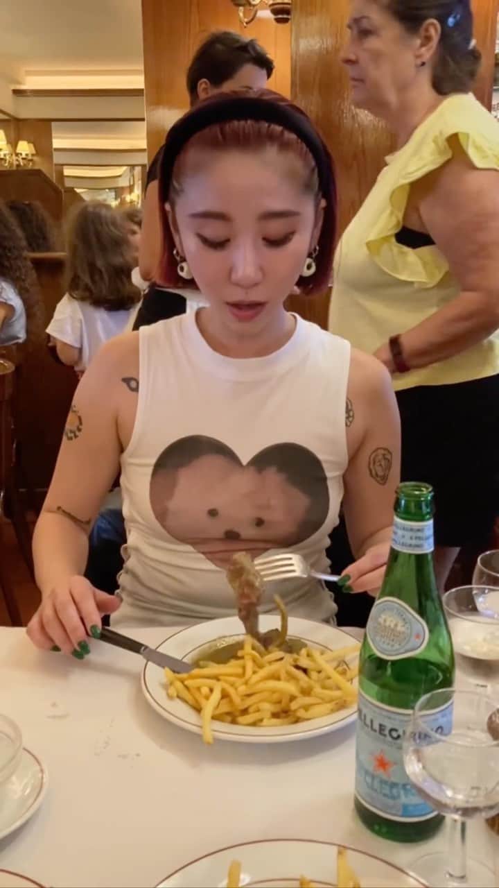 上田愛子のインスタグラム：「I like eat😋  このステーキうますぎた🥩  @me9u.eu 連れていってくれてありがとう😋  店名はフランス語読めないからわかりません😂  #愛子先生のパリ旅行🇫🇷 #paris #parís #parisfrance  #parisfoodie #パリ #パリ旅行 #パリグルメ #パリ観光 #🇫🇷 #🥩」